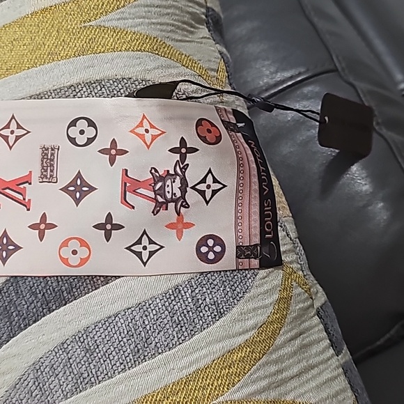 Lv purse scarf I have 2 of this print - Picture 3 of 4